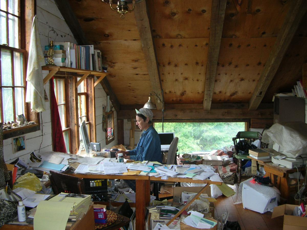 lisa nelson, dans le bureau, Vermont_credit photo Jackie Lansley