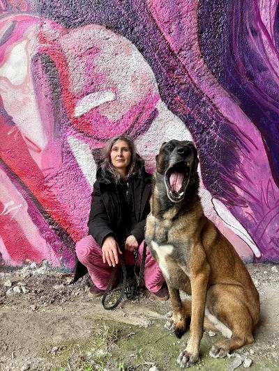 Kataline Patkaï et son chien Paco © Estelle Lacombe